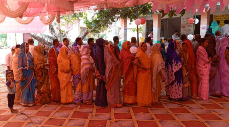 People seen in the long queues in Siwan, triangular contest expected between Hina, Vijaylaxmi and Awadh Bihari Choudhary.