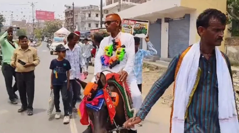 An independent candidate of Gopalganj is campaigning on donkey.