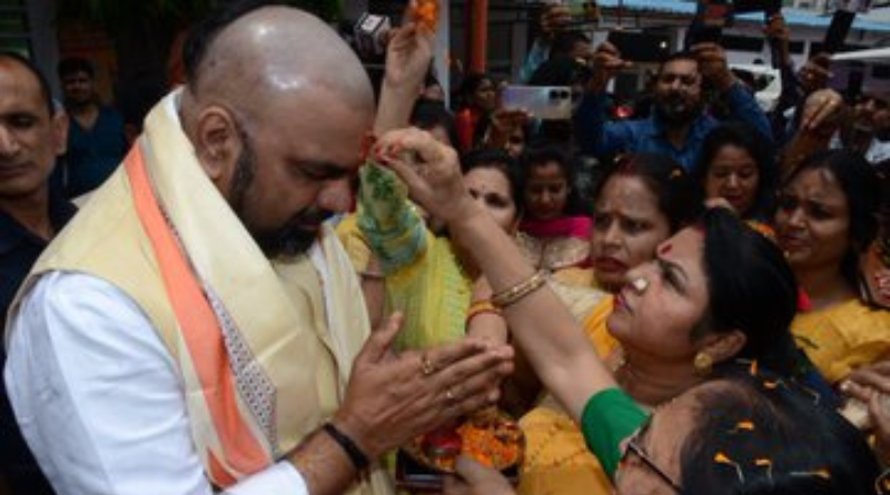 Samrat Choudhary reached Patna after removing his turban.