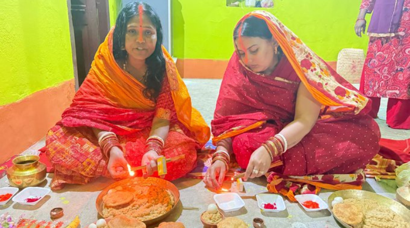 Deepa Manjhi observes Kharna Puja on day 2 of Chaiti Chhath with devotion.