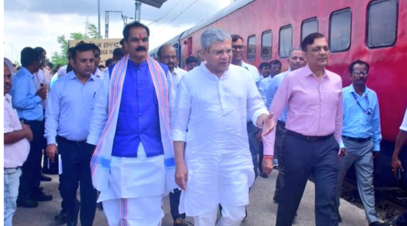 Ashwini Vaishnaw conducts a surprise inspection of railway stations in Bihar.