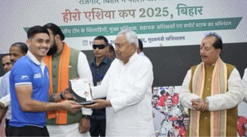 Nitish Kumar felicitated the Indian men’s hockey team, giving them Rs a 2.5 crore cash prize.