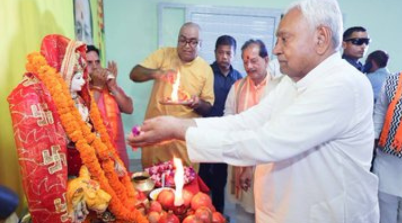 Nitish Kumar worshipped Goddess Durga on Mahasaptami and prays for peace in Bihar.