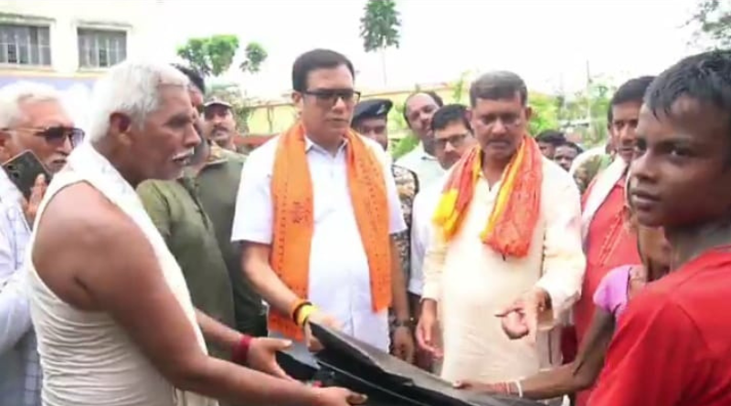 JDU MLA Sanjiv Kumar joined RJD, Tejashwi to welcome him in the party.