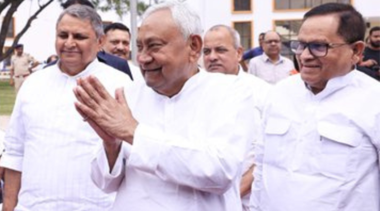 JDU supporters urged Nitish Kumar to hand over the CM post to Nishant Kumar.